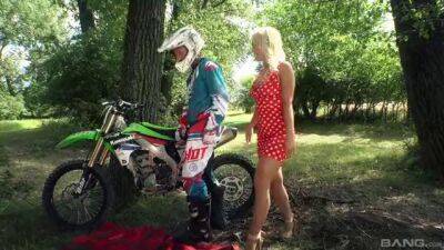 Biker offers this sexy ass blonde the fuck of her life - sunporno.com