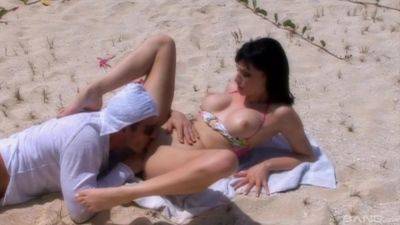 Erotic play by the beach with a random man set to fuck her like crazy - hellporno.com